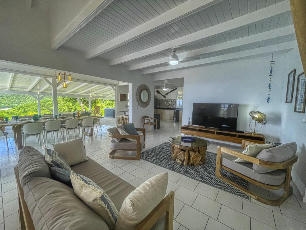 18.Location villa piscine vue mer Bouillante Guadeloupe_Salon vue mer